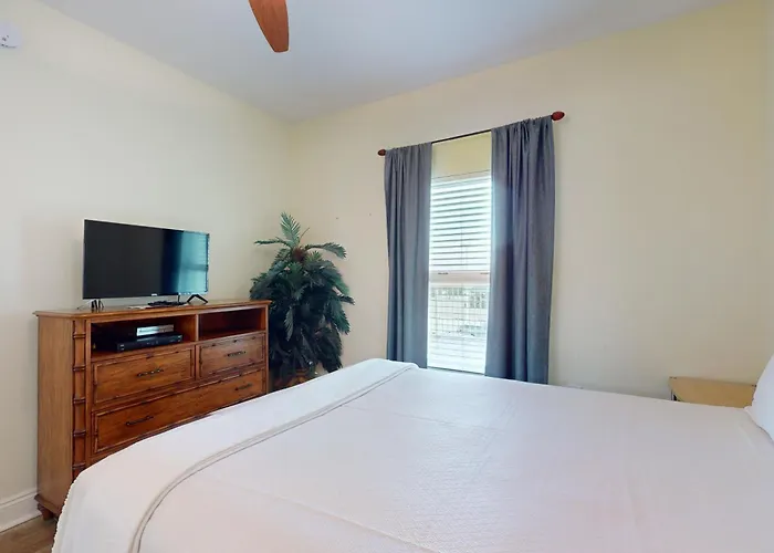 Apartment Crystal Shores 303 *