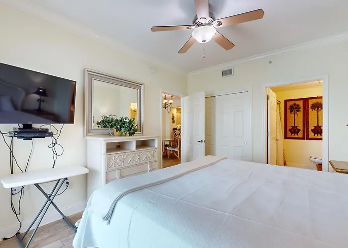 Apartment Crystal Shores 303 *